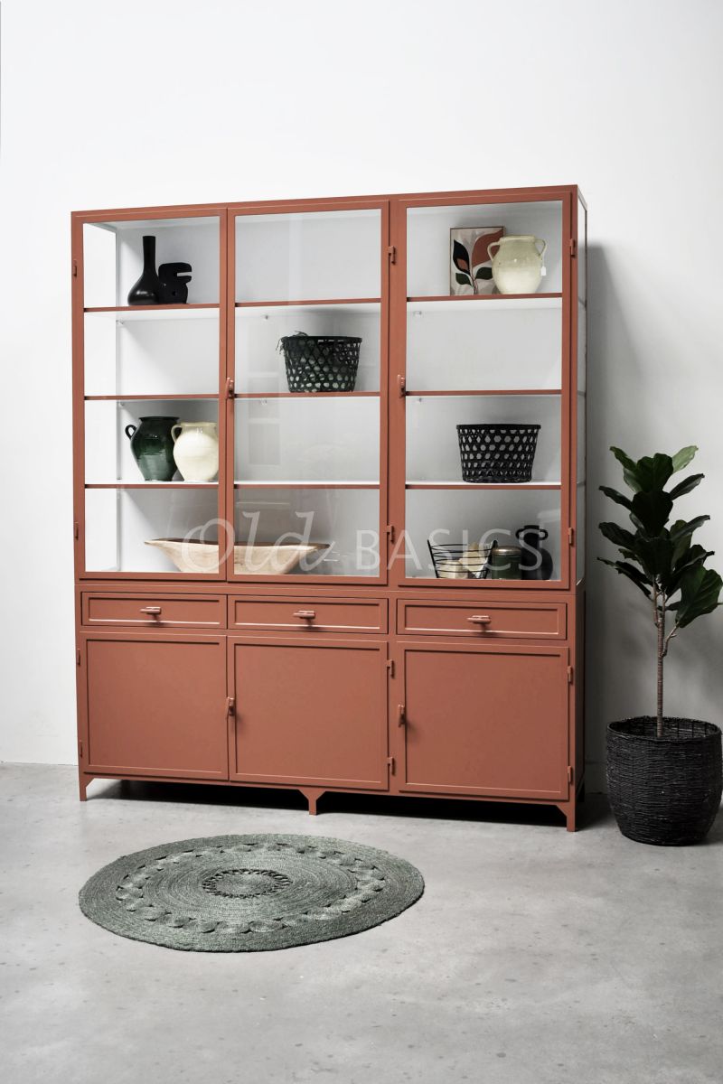 Detail van Apothekerskast Ferro, 3 deuren, RAL8004, rood, terra, bruin, oranje, materiaal staal